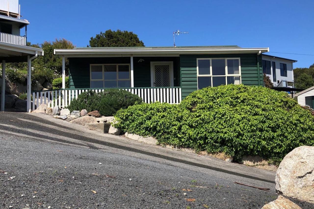 Binalong Beach Cottage Beachfront At Bay Of Fires Next To Restaurant Binalong Bay Exterior photo