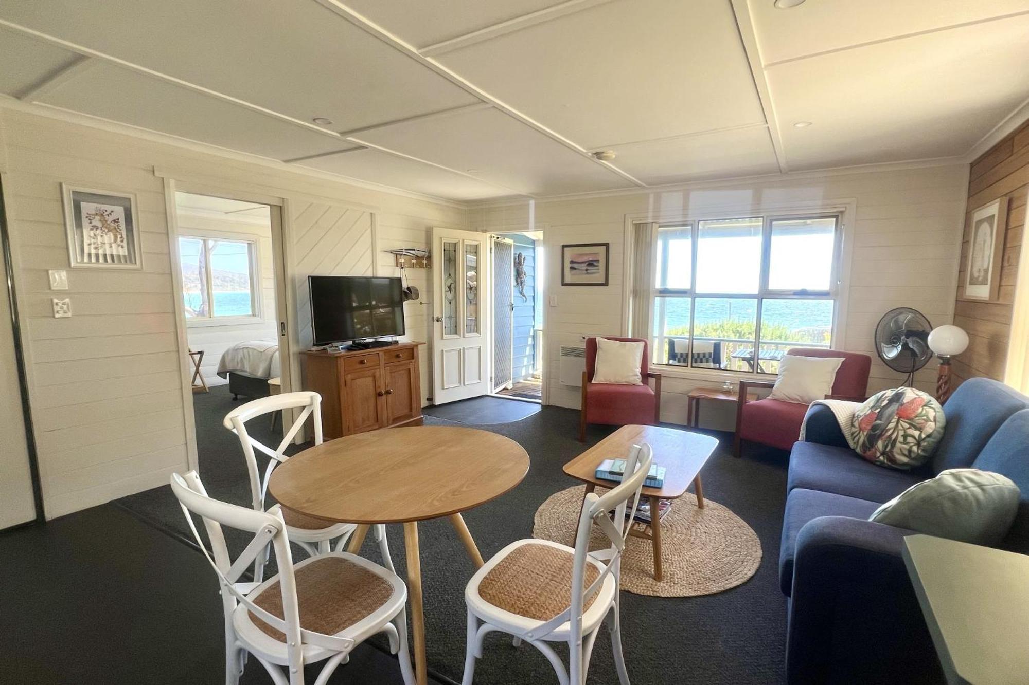 Binalong Beach Cottage Beachfront At Bay Of Fires Next To Restaurant Binalong Bay Exterior photo